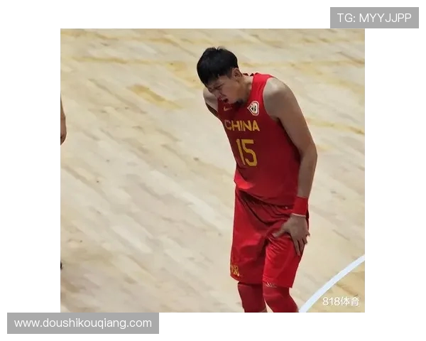 周琦因伤缺席亚洲杯赛场与队友并肩作战全力以赴进行康复训练